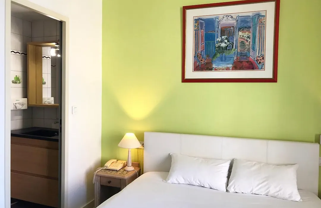 Brit Hotel Aux Sacres Reims, Centre Historique-1